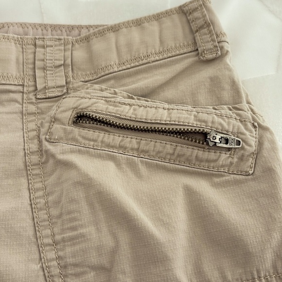 Chico's Tan/Khaki Lightweight Capri Pants. Made with 2% Spandex. Size 2.5=14 - Picture 4 of 11